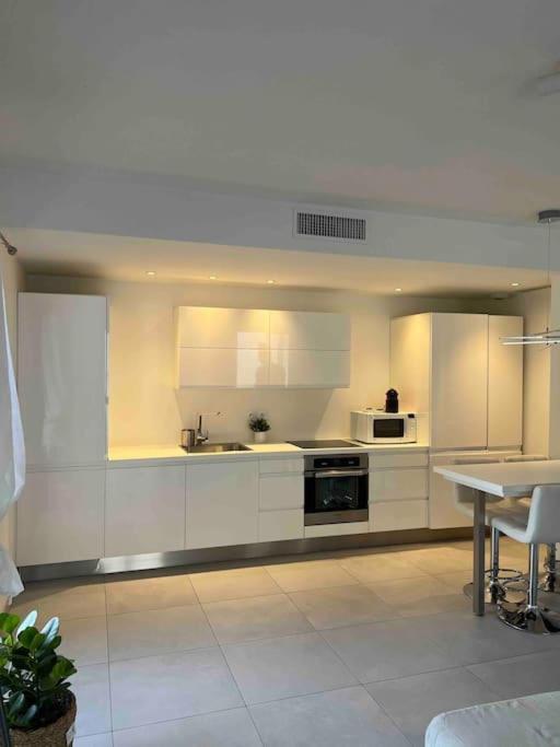 Tres Joli 2 Pieces Calme Ensoleille Avec Piscine Appartement