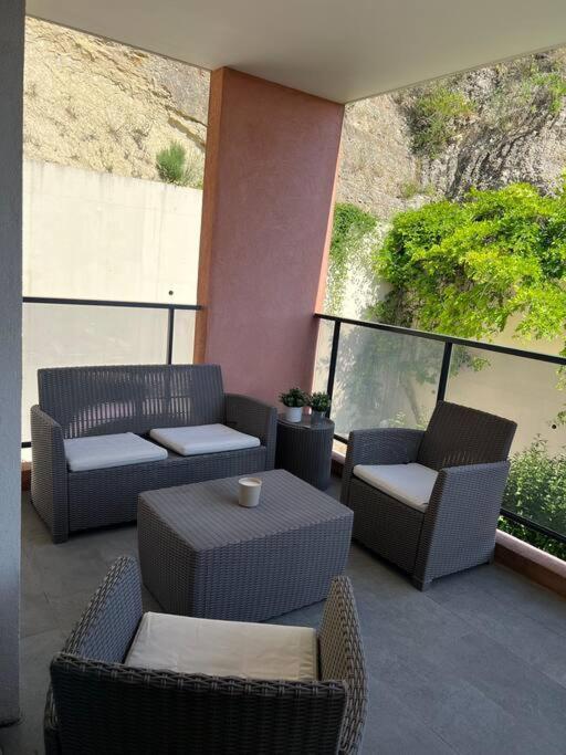 Appartement Tres Joli 2 Pieces Calme Ensoleille Avec Piscine