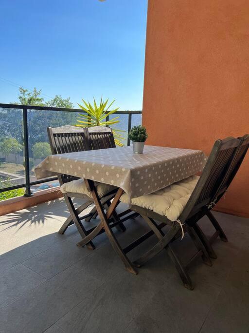 Appartement Tres Joli 2 Pieces Calme Ensoleille Avec Piscine